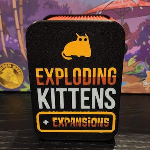Exploding Kittens Erweiterungsdeck Box - Hält 220 Karten ohne Hülle, 3D gedruckte Sliding Deckel Case, Party Game Aufbewahrung