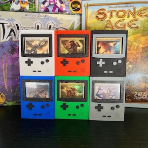 Game Boy MTG Kommandant Deckbox - MTG Farbdesign auswählen | Passend für doppelt ummantelte EDH-Karten | Magnetdeckel | 3D Gedruckte Geschenkbox