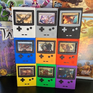 Deck Box im Game Boy Stil – MTG Kommandant oder Pokémon Sammelkartenspiel | Doppelärmelige Passform | Magnetdeckel | Benutzerdefinierte Tasten | Token-Aufbewahrung