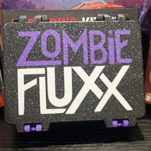 Zombie Fluxx Kartenetui | Passend für Karten mit Hülle | 3D Gedruckte Travel Deck Box für die Looney Labs Game Night
