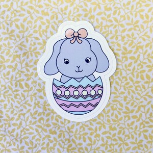 Papoula escondida em ovo de Páscoa, adesivo fofo de coelho azul-acinzentado para diário, laptop, telefone, decalque e muito mais
