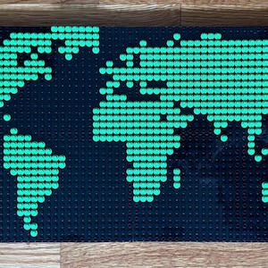 Mozaika z ceglanej mapy świata | 64x32 Stud Pixel Art | Opcje niestandardowych kolorów | Ręcznie robiona sztuka ścienna zgodna z LEGO | Wystrój podróżniczy i geograficzny