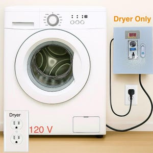 Puede incluir: Una lavadora blanca con puerta de carga frontal está al lado de un panel de control de secadora azul claro. El panel tiene una pantalla digital y una ranura para monedas. Un enchufe eléctrico blanco con el texto "Dryer" y "120 V" está en la pared.