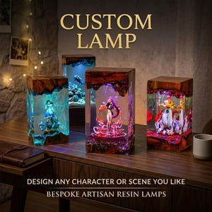 Könnte beinhalten: Individuelle Kunstharzlampen mit Figuren im Inneren, beleuchtet mit farbigen LED-Leuchten. Die Lampen haben eine Ober- und Unterseite aus Holz. Der Text auf dem Bild lautet "CUSTOM LAMP" und "DESIGN ANY CHARACTER OR SCENE YOU LIKE BESPOKE ARTISAN RESIN LAMPS."