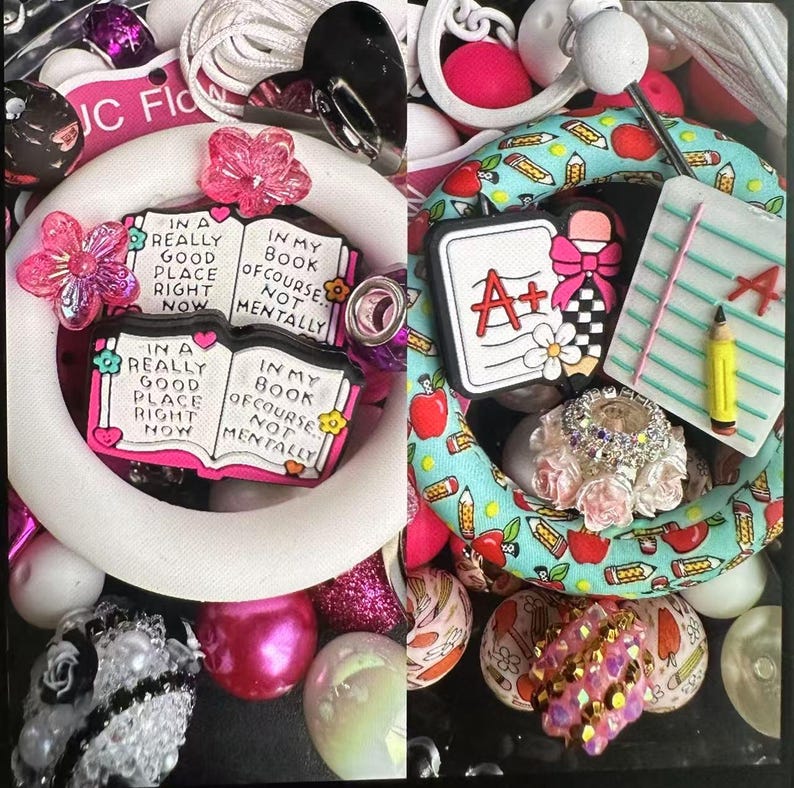 Puede incluir: Un brazalete blanco y azul con una variedad de dijes, que incluyen un libro con el texto "In my book of course not mentally", una manzana roja, un l&aacute;piz y un bloc de notas con una calificaci&oacute;n A+.