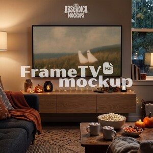 Könnte beinhalten: Ein digitaler Fernsehbildschirm an einer Wand, der eine Landschaft mit zwei Geistern zeigt, mit dem Text Absurdica Mockups und FrameTV PSD mockup. Der Bildschirm befindet sich über einem hölzernen Medienboard mit Kürbissen und Kerzen.