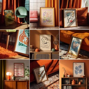 K&ouml;nnte beinhalten: Eine Sammlung gerahmter Kunstdrucke mit verschiedenen Designs, darunter Blumen, Abstraktes und Linienkunst. Die Drucke werden in einem Raum mit orangefarbener und gr&uuml;ner Einrichtung pr&auml;sentiert, darunter ein Samtstuhl, ein Teppich und Vorh&auml;nge. Einige Drucke enthalten Text wie "DANCE" und "CIAO!"