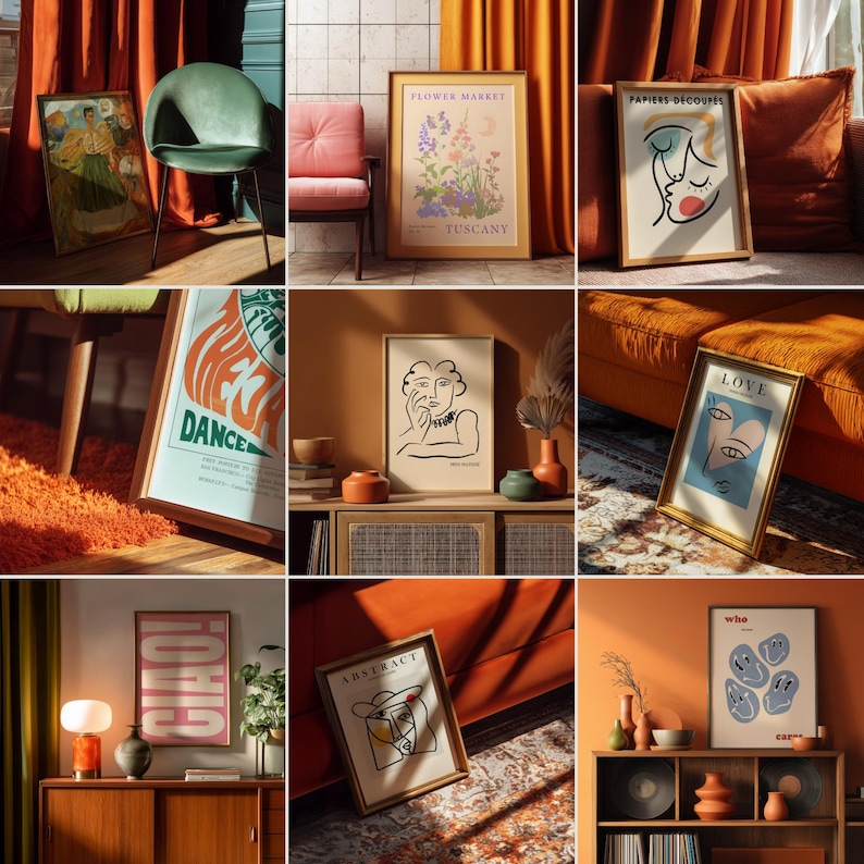 K&ouml;nnte beinhalten: Eine Sammlung gerahmter Kunstdrucke mit verschiedenen Designs, darunter Blumen, Abstraktes und Linienkunst. Die Drucke werden in einem Raum mit orangefarbener und gr&uuml;ner Einrichtung pr&auml;sentiert, darunter ein Samtstuhl, ein Teppich und Vorh&auml;nge. Einige Drucke enthalten Text wie "DANCE" und "CIAO!"