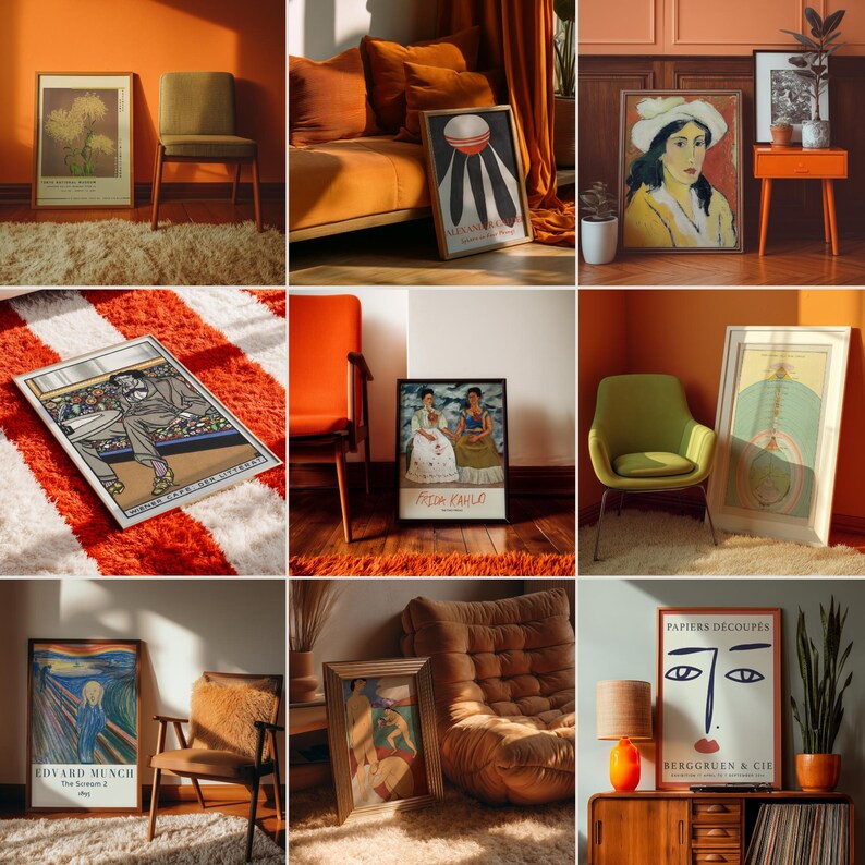K&ouml;nnte beinhalten: Eine Sammlung gerahmter Kunstdrucke, die in einem warmen, orangefarbenen Raum ausgestellt sind. Die Drucke zeigen verschiedene k&uuml;nstlerische Stile, darunter botanische Illustrationen, abstrakte Designs und Portr&auml;ts. Der Raum umfasst M&ouml;bel wie St&uuml;hle, ein Sofa und einen Beistelltisch und schafft eine gem&uuml;tliche und k&uuml;nstlerische Atmosph&auml;re.