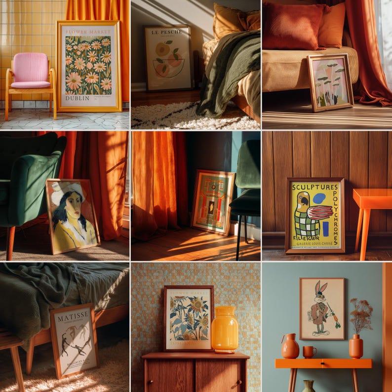 K&ouml;nnte beinhalten: Eine Sammlung gerahmter Kunstdrucke mit verschiedenen Designs, darunter Blumen-, abstrakte und figurative Kunst. Die Drucke werden in einem Raum mit orangefarbenen Vorh&auml;ngen, einem rosa Stuhl und einem Holzschrank ausgestellt. Die Kunstdrucke sind in Holzrahmen.