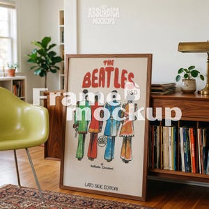 Może przedstawiać: Prostokątna drewniana ramka zawierająca plakat z czerwonym napisem THE BEATLES, przedstawiająca kolorową ilustrację czterech postaci w długich płaszczach autorstwa Guido Crepaxa, z tekstem Raffaele Ciccaleni i LATO SIDE EDITORI na dole.