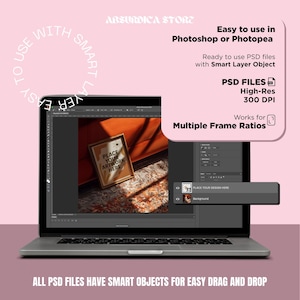 K&ouml;nnte beinhalten: Ein Laptop, der eine Photoshop-Oberfl&auml;che mit einem gerahmten Artwork-Mockup anzeigt. Der Text auf dem Bildschirm lautet "PLACE YOUR ARTWORK HERE". Rosa Hintergrund mit Text: "Easy to use in Photoshop or Photopea." "PSD FILES High-Res 300 DPI."
