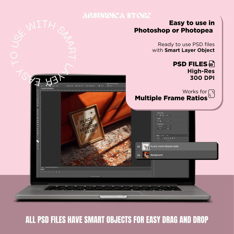 K&ouml;nnte beinhalten: Ein Laptop, der eine Photoshop-Oberfl&auml;che mit einem gerahmten Artwork-Mockup anzeigt. Der Text auf dem Bildschirm lautet "PLACE YOUR ARTWORK HERE". Rosa Hintergrund mit Text: "Easy to use in Photoshop or Photopea." "PSD FILES High-Res 300 DPI."