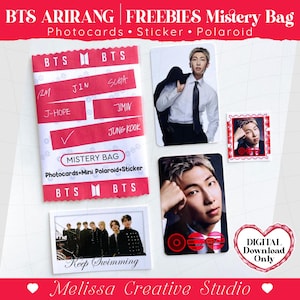 Puede incluir: Una colección de merchandising con temática BTS, que incluye fotocards, pegatinas y un mini Polaroid. Los artículos están dispuestos sobre un fondo rojo e incluyen una bolsa misteriosa con el logotipo de BTS y los nombres de los miembros. También es visible la frase "Keep Swimming".