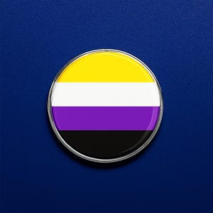 Op de afbeelding: Een ronde, glanzende pin met een zilveren rand. De pin toont de non-binaire pride vlag met horizontale strepen in geel, wit, paars en zwart. De pin is geplaatst tegen een donkerblauwe achtergrond.