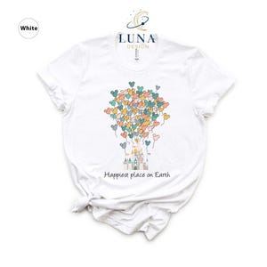 Camiseta de Disney "El lugar más feliz del mundo", camiseta de viaje a Disney, camiseta familiar, camiseta de vacaciones, camiseta de globo, camiseta de Mickey Mouse, camiseta de castillo imagen 2