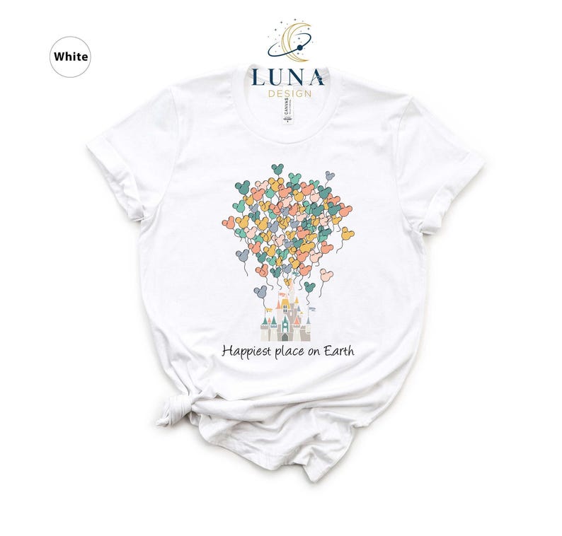 Camiseta de Disney "El lugar más feliz del mundo", camiseta de viaje a Disney, camiseta familiar, camiseta de vacaciones, camiseta de globo, camiseta de Mickey Mouse, camiseta de castillo imagen 2