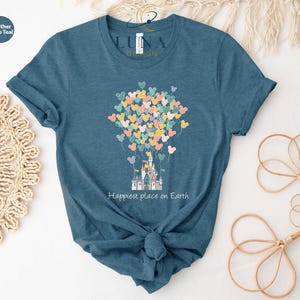 Camiseta de Disney "El lugar más feliz del mundo", camiseta de viaje a Disney, camiseta familiar, camiseta de vacaciones, camiseta de globo, camiseta de Mickey Mouse, camiseta de castillo imagen 3