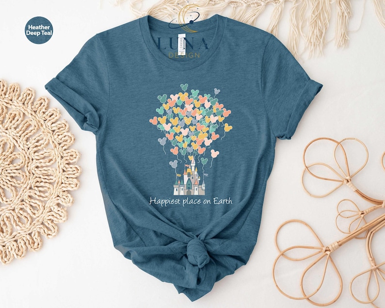Camiseta de Disney "El lugar más feliz del mundo", camiseta de viaje a Disney, camiseta familiar, camiseta de vacaciones, camiseta de globo, camiseta de Mickey Mouse, camiseta de castillo imagen 3