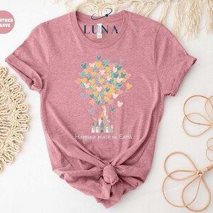 Camiseta de Disney "El lugar más feliz del mundo", camiseta de viaje a Disney, camiseta familiar, camiseta de vacaciones, camiseta de globo, camiseta de Mickey Mouse, camiseta de castillo imagen 1