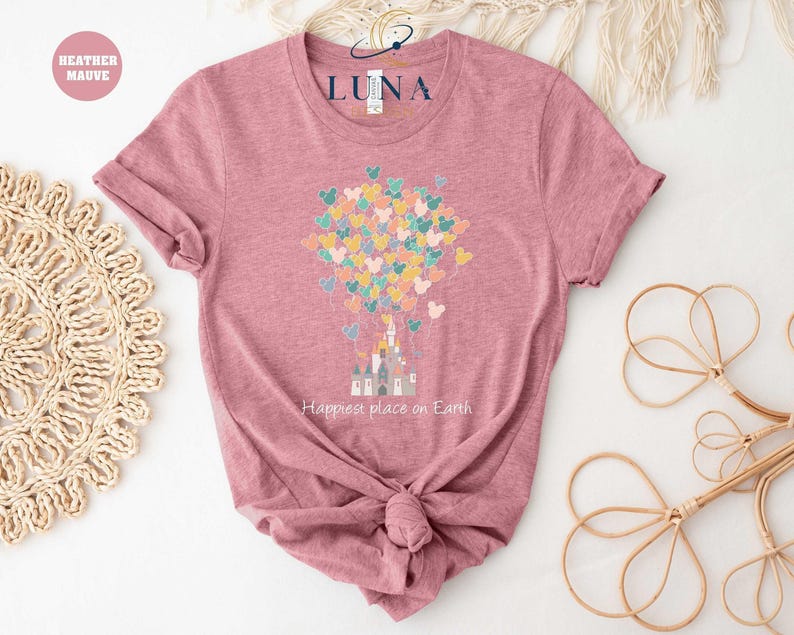 Camiseta de Disney "El lugar más feliz del mundo", camiseta de viaje a Disney, camiseta familiar, camiseta de vacaciones, camiseta de globo, camiseta de Mickey Mouse, camiseta de castillo imagen 1