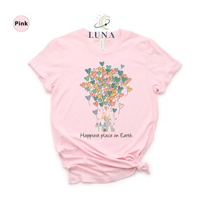 Camiseta de Disney "El lugar más feliz del mundo", camiseta de viaje a Disney, camiseta familiar, camiseta de vacaciones, camiseta de globo, camiseta de Mickey Mouse, camiseta de castillo imagen 4