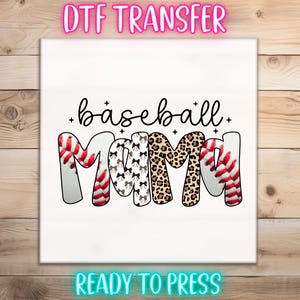 Peut inclure: Transfert DTF blanc avec les mots "Baseball Mom" en &eacute;criture manuscrite. Le mot "MOM" est con&ccedil;u avec des coutures de baseball, des n&oelig;uds et un imprim&eacute; l&eacute;opard. Les mots "DTF TRANSFER" et "READY TO PRESS" sont &eacute;galement visibles.