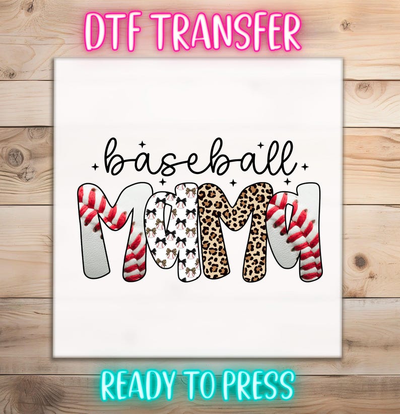 Peut inclure: Transfert DTF blanc avec les mots "Baseball Mom" en &eacute;criture manuscrite. Le mot "MOM" est con&ccedil;u avec des coutures de baseball, des n&oelig;uds et un imprim&eacute; l&eacute;opard. Les mots "DTF TRANSFER" et "READY TO PRESS" sont &eacute;galement visibles.
