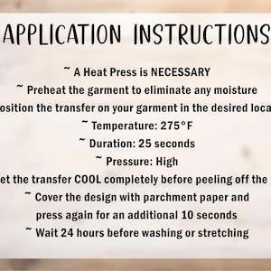 Peut inclure: Carte blanche avec texte noir d&eacute;taillant les instructions d'application pour les transferts thermiques. Les instructions incluent le pr&eacute;chauffage du v&ecirc;tement, une temp&eacute;rature de 135&deg;C, une dur&eacute;e de 25 secondes et une attente de 24 heures avant le lavage.