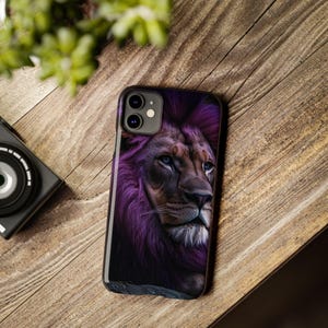 Funda delgada para teléfono con diseño de león de melena morada (compatible con iPhone 11 y 13) imagen 5