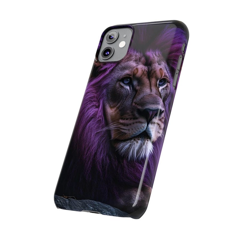 Funda delgada para teléfono con diseño de león de melena morada (compatible con iPhone 11 y 13) imagen 4
