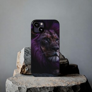 Funda delgada para teléfono con diseño de león de melena morada (compatible con iPhone 11 y 13) imagen 18