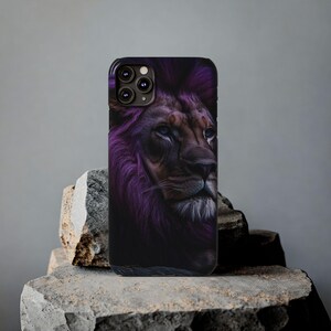 Funda delgada para teléfono con diseño de león de melena morada (compatible con iPhone 11 y 13) imagen 13