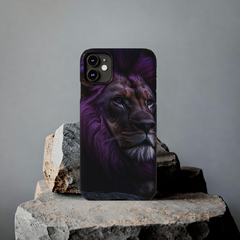 Funda delgada para teléfono con diseño de león de melena morada (compatible con iPhone 11 y 13) imagen 1