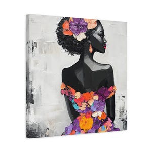 Puede incluir: Impresión en lienzo de una mujer negra de perfil, adornada con flores en el pelo y en el vestido. La obra de arte presenta un estilo texturizado, impasto, con una paleta de negro, blanco, morado, naranja y rosa.