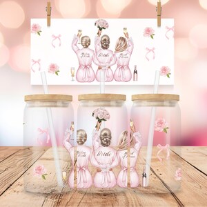 Könnte beinhalten: Set aus vier durchsichtigen Glasbechern mit Bambusdeckeln und Strohhalmen. Jeder Becher zeigt eine andere Illustration einer Braut und Brautjungfern in rosa Roben mit dem Text "Bride" und "Maid of Honor".