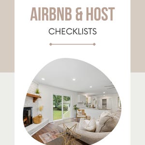 Peut inclure: Un salon blanc avec une cheminée, un canapé et une table basse. La pièce a de grandes fenêtres et une porte coulissante en verre donnant sur une cour. Le texte "Airbnb & Host Checklists" est en haut de l'image, et le texte "@herdigitaladventure" est en bas de l'image.