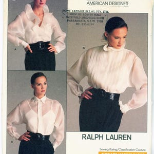 Pode incluir: Um padrão de costura vintage para uma blusa branca com colarinho de babados. O padrão é da Ralph Lauren e é rotulado como "Average/Moins Facile" e "Pattern/Patron 2001".