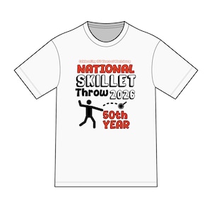 Può includere: Una t-shirt bianca a maniche corte con una grafica che include il testo Celebrating 150 Years of Macksburg, NATIONAL SKILLET Throw 2026 e 50th YEAR. Il design mostra una figura stilizzata nera che lancia una padella lungo una traiettoria tratteggiata.