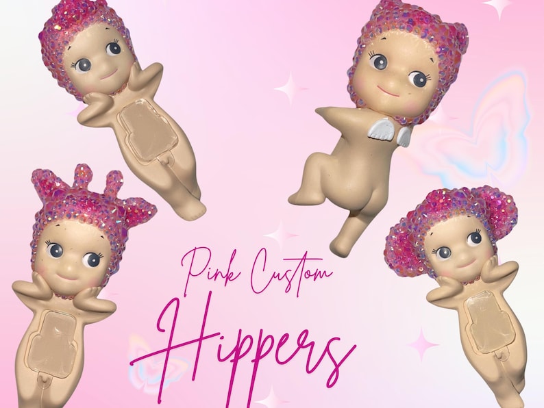 Puede incluir: Cuatro figuras rosas personalizadas con tocados brillantes y una expresi&oacute;n sonriente. Las figuras est&aacute;n en varias poses sobre un fondo rosa con el texto "Pink Custom Hippers".