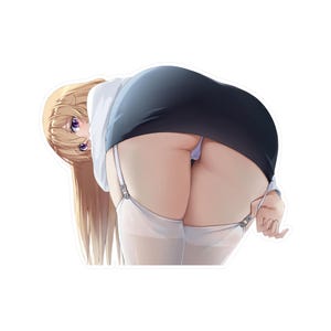 Puede incluir: Ilustración de estilo anime de una persona con camisa blanca, falda negra y medias blancas. La persona está inclinada, con pelo largo rubio y ojos morados visibles. La imagen es una pegatina.