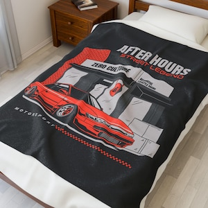 Könnte beinhalten: Schwarze und rote Tagesdecke mit einem roten Auto und dem Text "After Hours Street Legend" und "Zero Culture Automotive Lifestyle Brand".