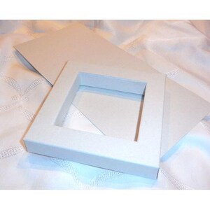 Tarjeta con marco 3D y marco 3D de cartón gris con piezas troqueladas exclusivas