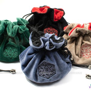 Plüsch-Würfeltasche Halt +5 | Flanell Kordelzug, 7 Fächer, für ~100 Würfel | Große Würfeltasche