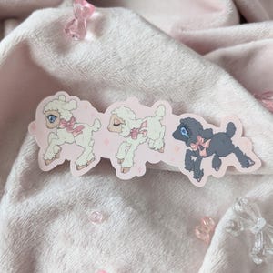 Sticker vinyle mat coquette 4 pouces 2 moutons blancs et un mouton noir solitaire