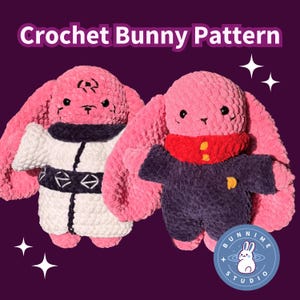 Puede incluir: Dos peluches de conejito de ganchillo rosas, uno con un kimono blanco con cinturón negro y otro con un atuendo azul marino con bufanda roja. La imagen incluye el texto "Crochet Bunny Pattern" y un logotipo.