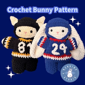 Pode incluir: Duas bonecas de coelho de crochê vestindo camisas esportivas. Um coelho está com uma camisa preta com o número 81, e o outro com uma azul com o número 24. O texto "Crochet Bunny Pattern" está no topo.