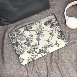 Classic Flower New Macbook Case, Hard Laptop Case for Macbook Air15/13 Pro 13/14/15/16 2021 2022 M2 2023 2024, Custom Macbook Case