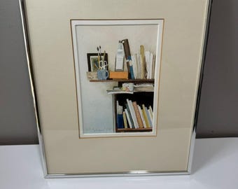 Bodegón original en acuarela de 12" x 14,5" con materiales de arte, enmarcado, firmado y fechado.