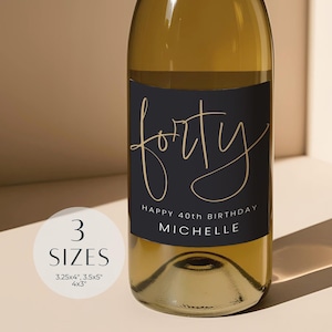 Könnte beinhalten: Eine Weinflasche mit einem marineblauen Etikett mit dem Wort "forty" in goldener Schrift. Das Etikett enthält auch "HAPPY 40TH BIRTHDAY MICHELLE". Ein weißer Kreis mit dem Text "3 SIZES" und Größenangaben befindet sich unten links.
